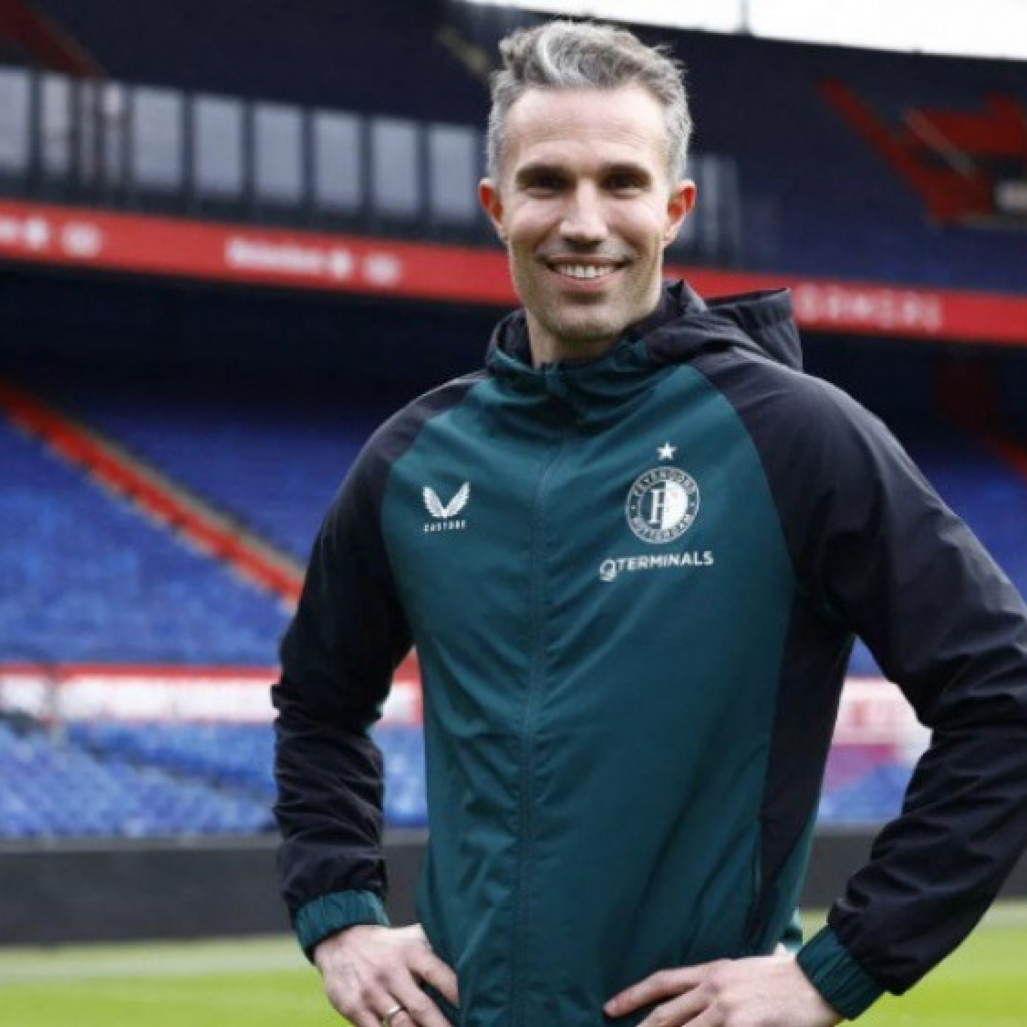  - Cựu sao MU Van Persie làm HLV lập kỳ tích 56 năm ở giải Hà Lan