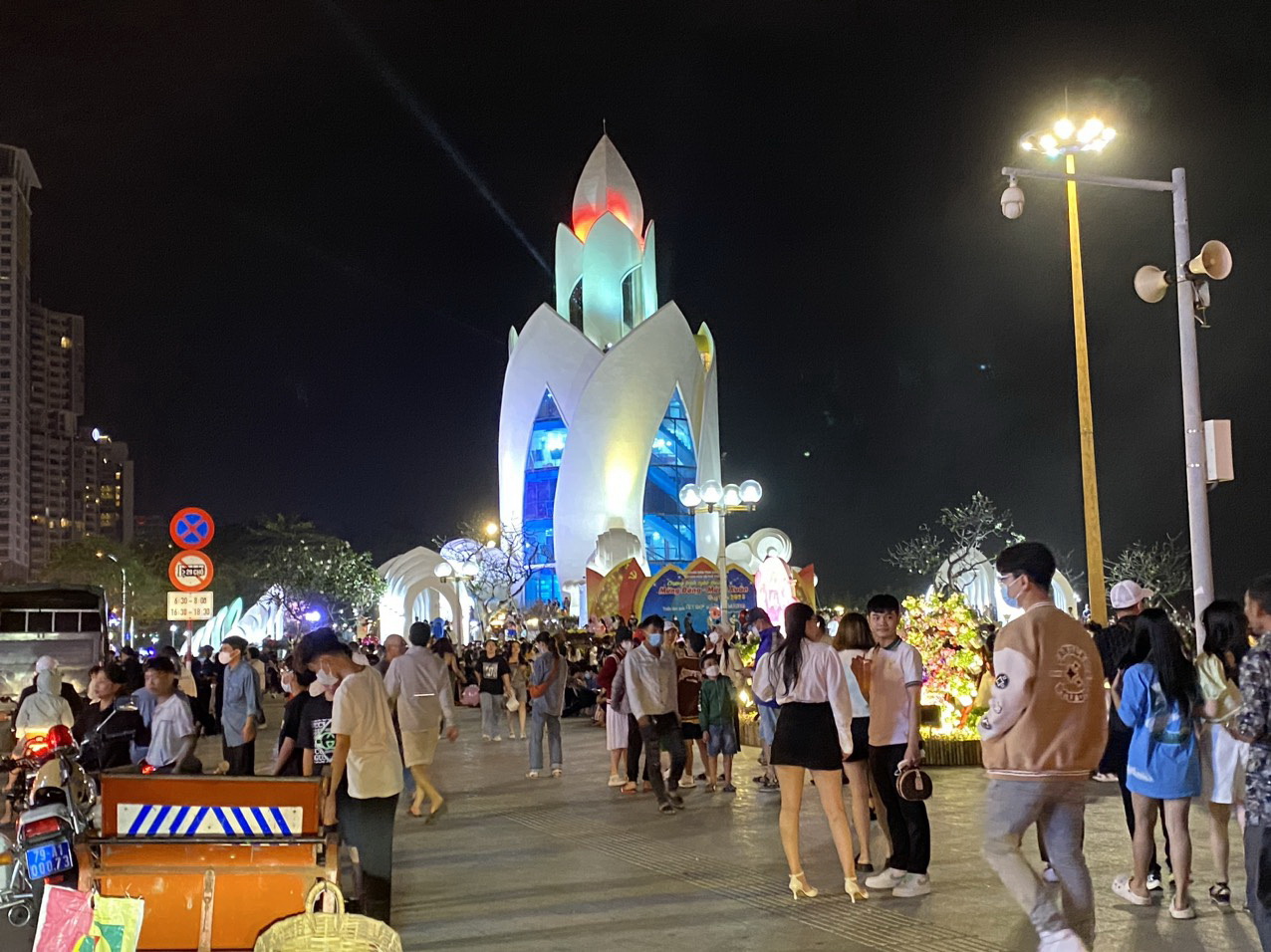 Hơn 1 triệu du khách đến Khánh Hòa dịp lễ - 1