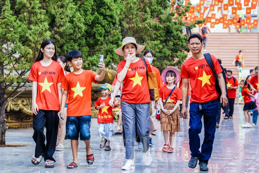 Kỷ niệm 50 năm thống nhất đất nước, TP.HCM đón lượng khách tăng cao bất ngờ - 7