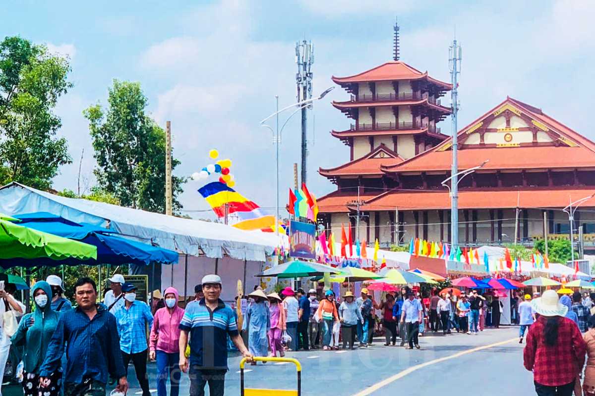 Bất ngờ lá Phật kỳ dài hơn 25m tung bay trên nền trời Đại lễ Vesak - 4