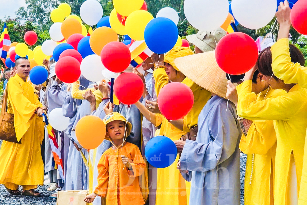 Bất ngờ lá Phật kỳ dài hơn 25m tung bay trên nền trời Đại lễ Vesak - 5