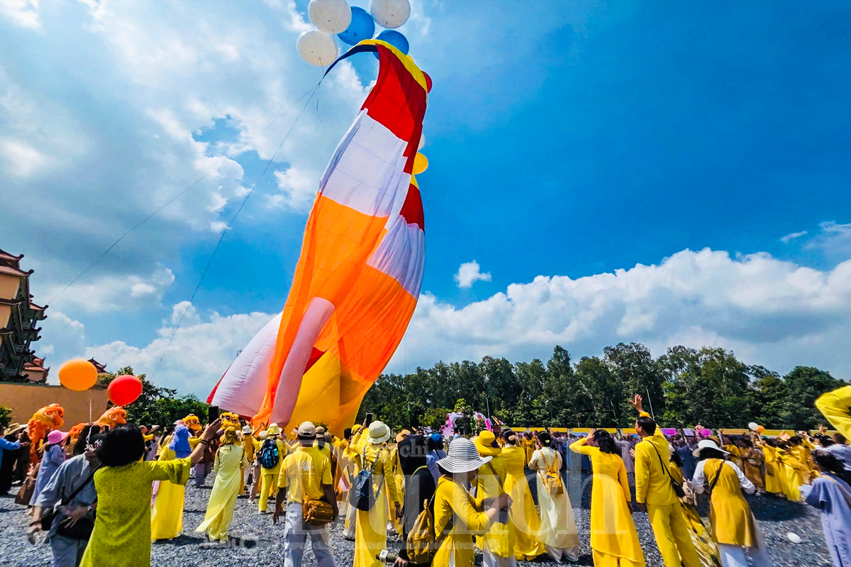 Bất ngờ lá Phật kỳ dài hơn 25m tung bay trên nền trời Đại lễ Vesak - 2