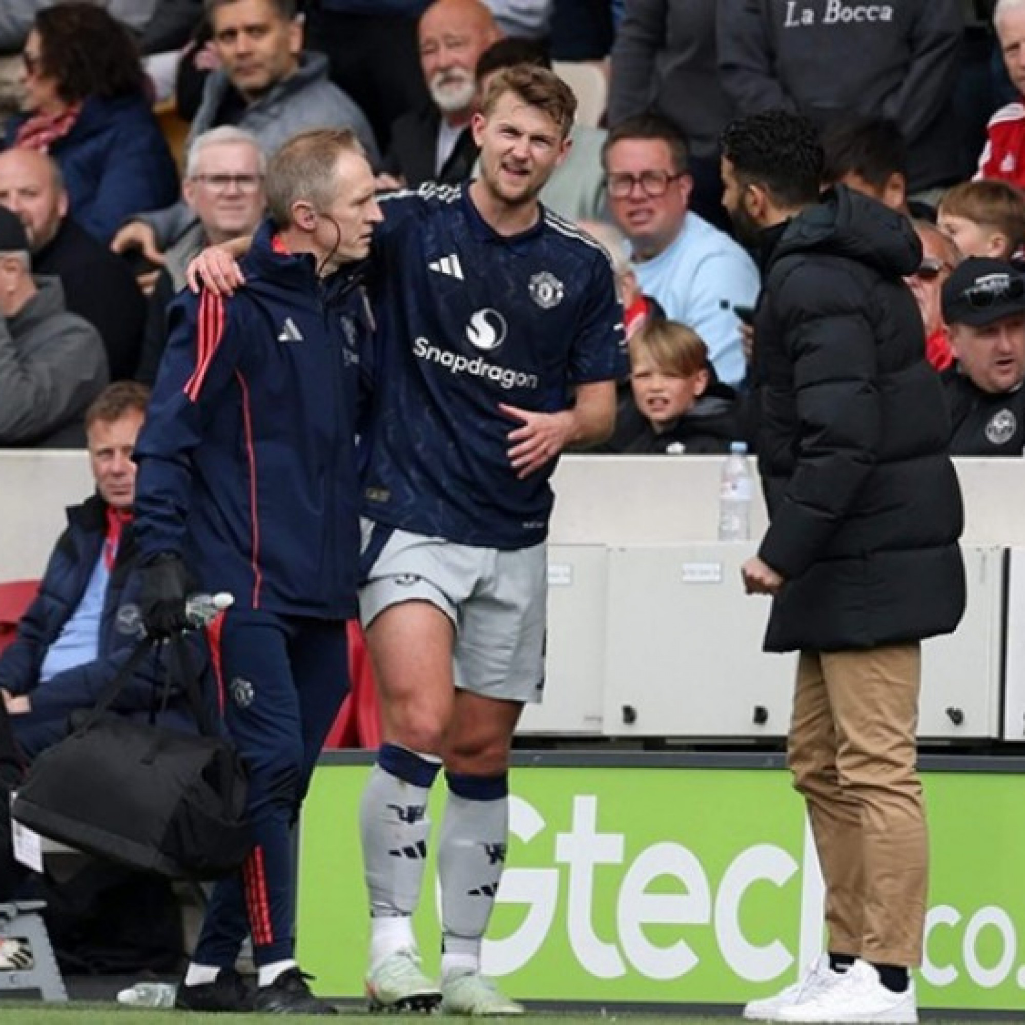  - MU nhận bàn thua tranh cãi: De Ligt chấn thương, Brentford tận dụng ghi bàn