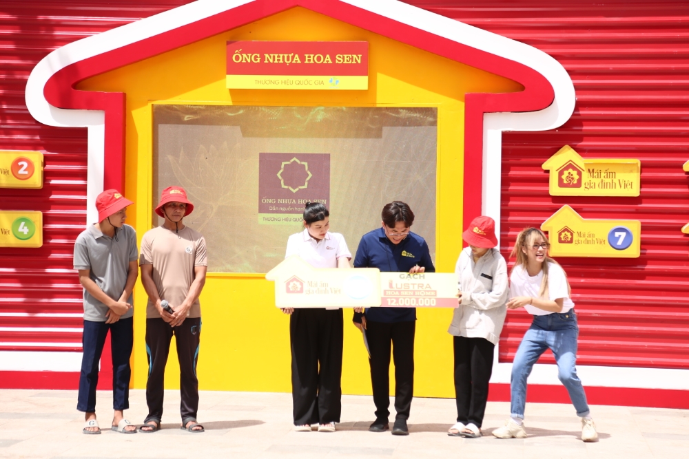 Nguyễn Quang Dũng và Hoàng Yến Chibi góp sức mang về 100 triệu đồng cho các em nhỏ mồ côi - 7