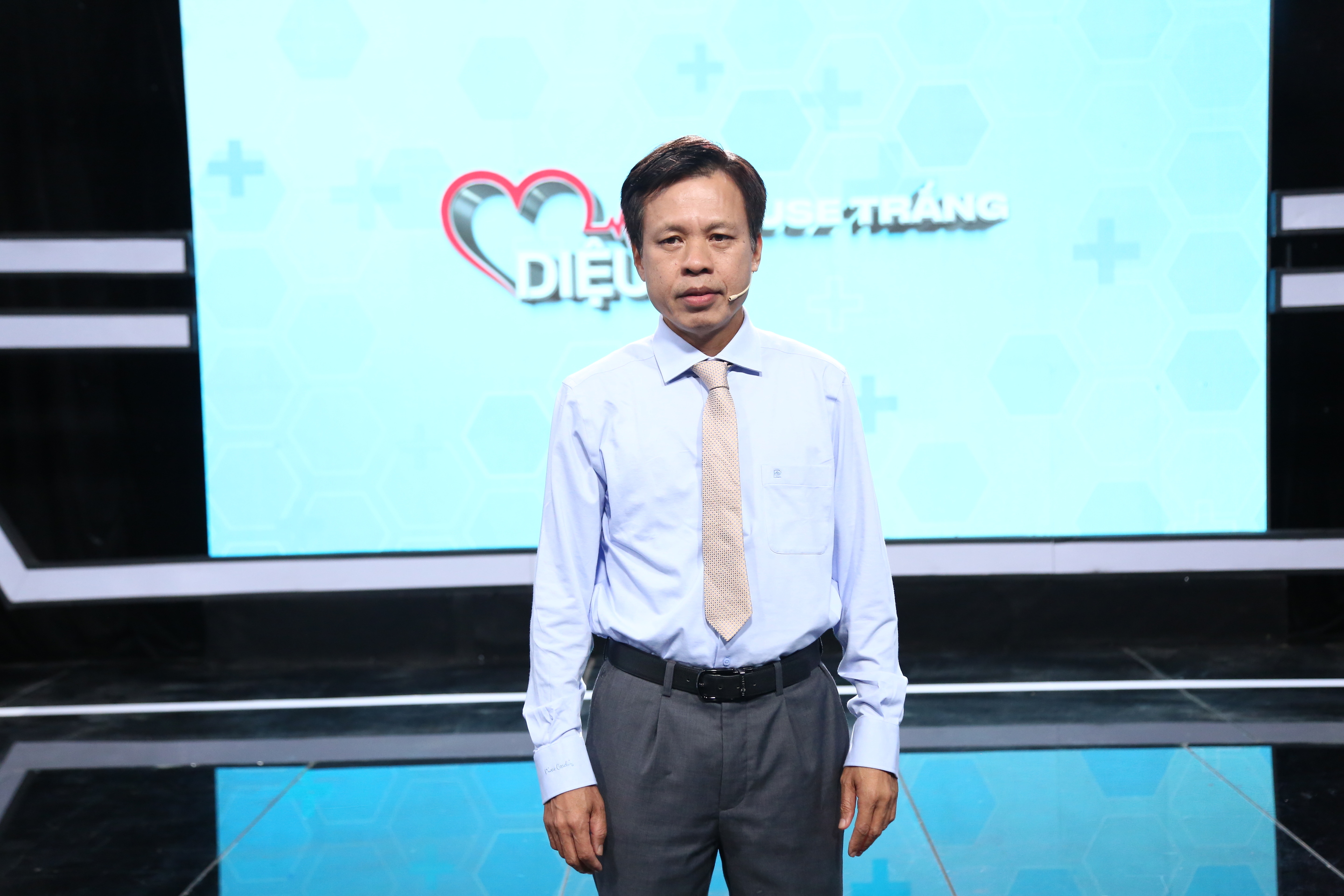Blouse trắng diệu kỳ: Cặp vợ chồng xúc động gặp lại bác sĩ đã cứu khỏi “án tử” căn bệnh ung thư phổi - 1