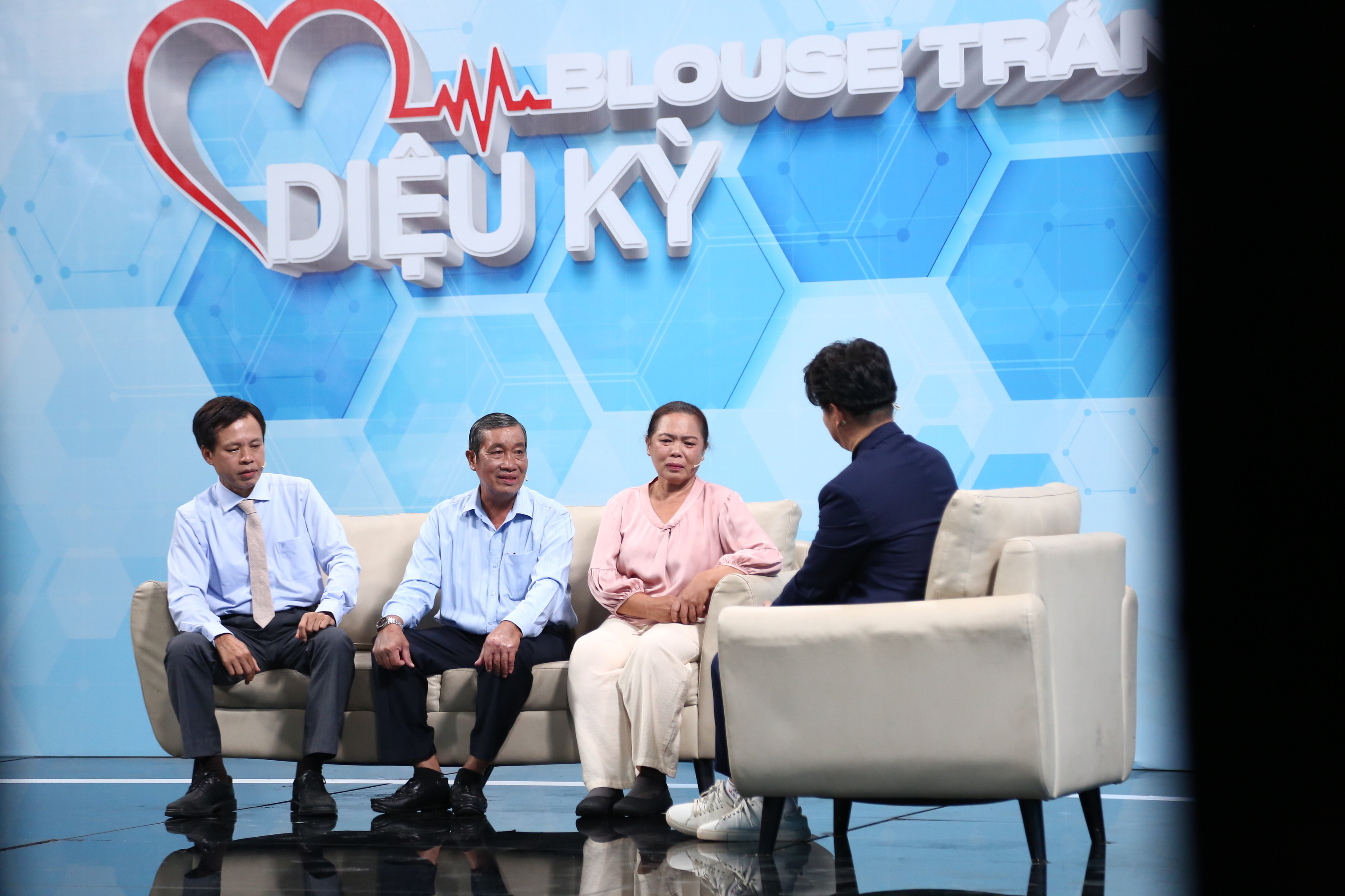 Blouse trắng diệu kỳ: Cặp vợ chồng xúc động gặp lại bác sĩ đã cứu khỏi “án tử” căn bệnh ung thư phổi - 4
