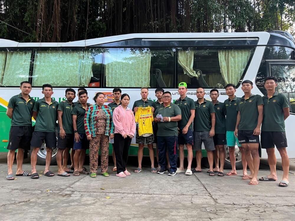 Loạt VĐV đua xe đạp đấu giá áo đấu ủng hộ các hoàn cảnh khó khăn trong chương trình “Mái ấm gia đình Việt” - 1