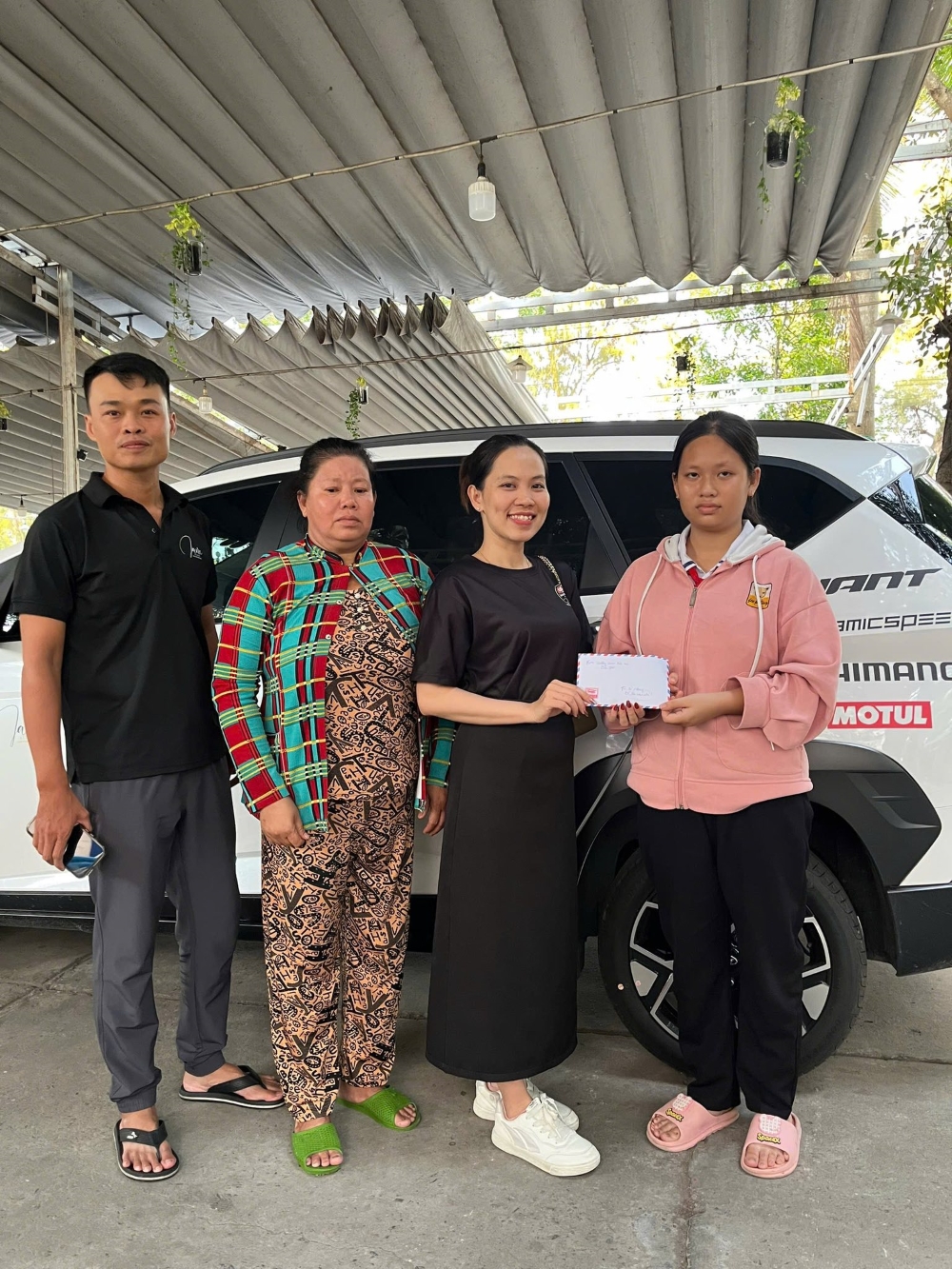 Loạt VĐV đua xe đạp đấu giá áo đấu ủng hộ các hoàn cảnh khó khăn trong chương trình “Mái ấm gia đình Việt” - 3