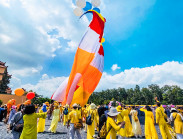 Bất ngờ lá Phật kỳ dài hơn 25m tung bay trên nền trời Đại lễ Vesak