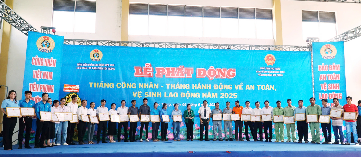 Liên đoàn Lao động Sóc Trăng trao 22 mái ấm công đoàn - 1