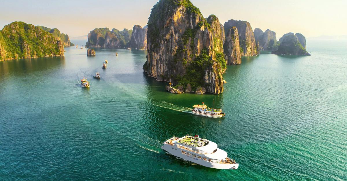 Quảng Ninh đưa 2 tàu cao cấp phục vụ khách du lịch tham quan vịnh Bái Tử Long