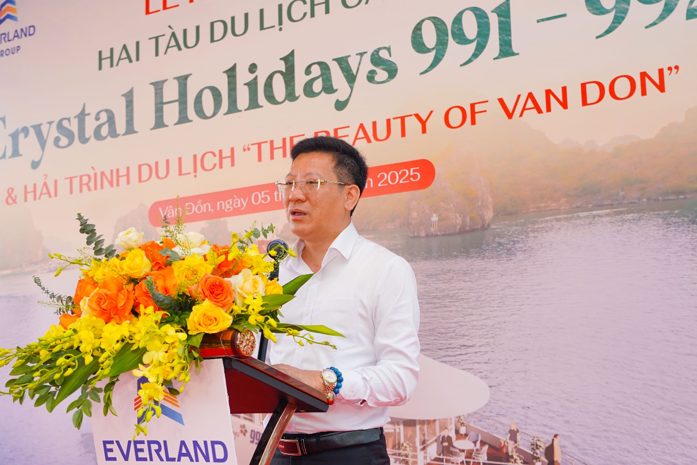 Quảng Ninh đưa 2 tàu cao cấp phục vụ khách du lịch tham quan vịnh Bái Tử Long - 1