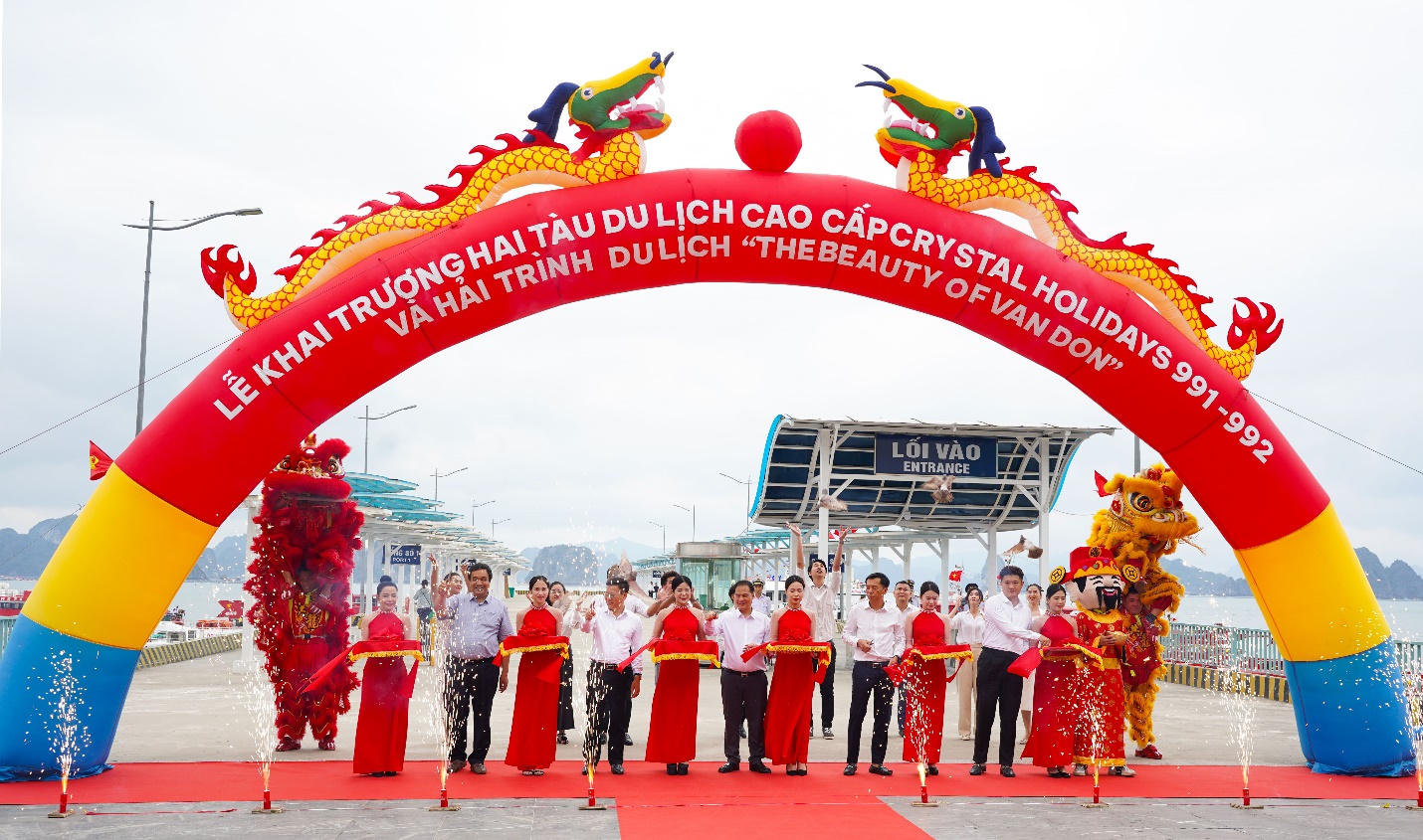 Quảng Ninh đưa 2 tàu cao cấp phục vụ khách du lịch tham quan vịnh Bái Tử Long - 2