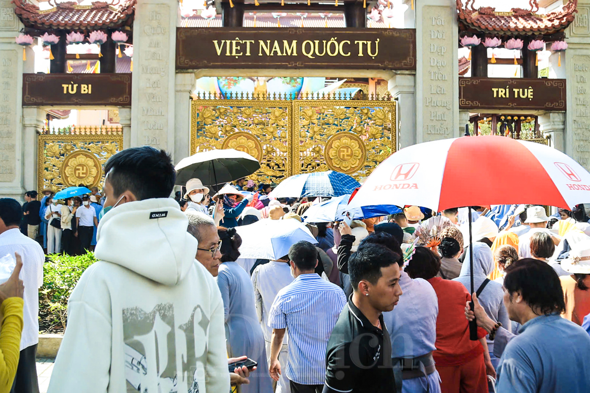 Dòng người trang nghiêm chiêm bái Xá lợi trái tim bồ tát Thích Quảng Đức - 15