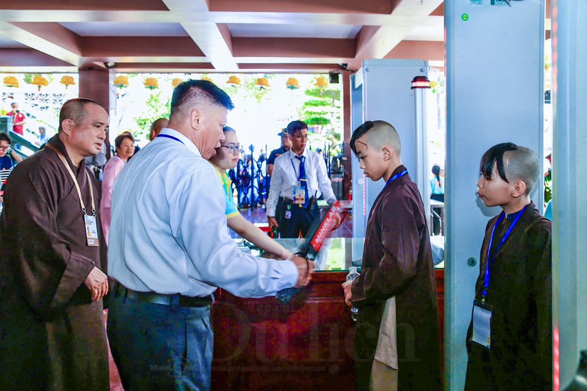 Dòng người trang nghiêm chiêm bái Xá lợi trái tim bồ tát Thích Quảng Đức - 11