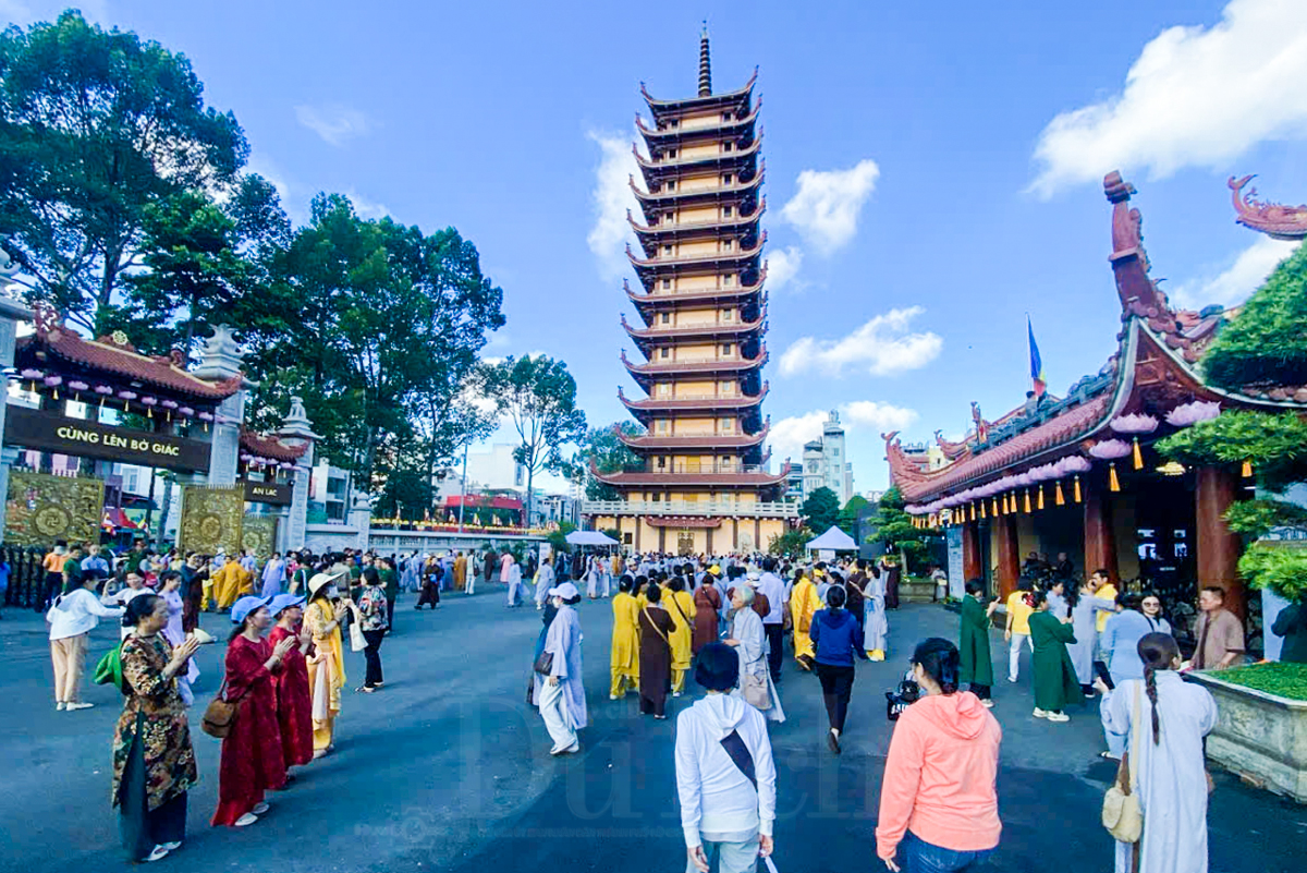 Dòng người trang nghiêm chiêm bái Xá lợi trái tim bồ tát Thích Quảng Đức - 3