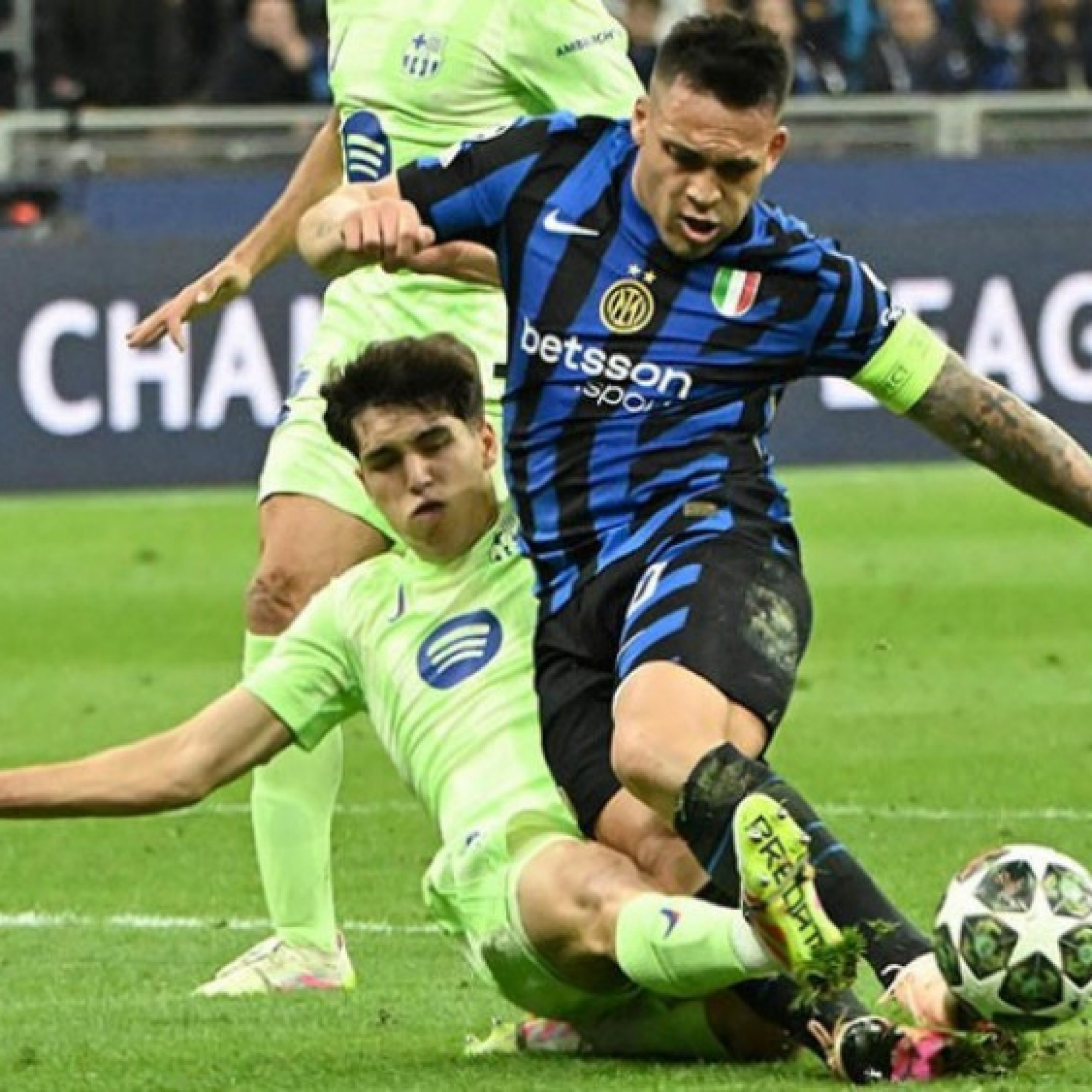  - "Giáo sư" Wenger tố tiền đạo Inter Milan ăn vạ, chỉ trích trọng tài thổi phạt đền Barca