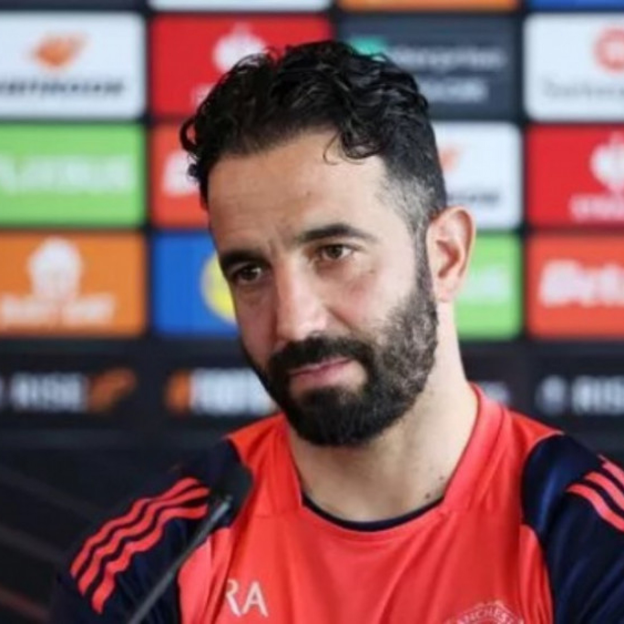  - Họp báo MU - Bilbao: Amorim đáp trả Wenger, nói về tương lai Fernandes