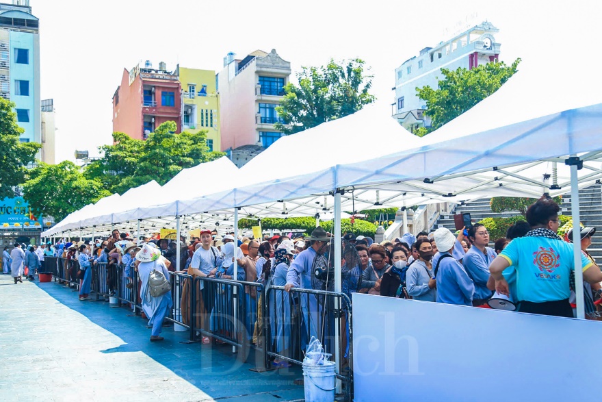 Dòng người trang nghiêm chiêm bái Xá lợi trái tim bồ tát Thích Quảng Đức - 17