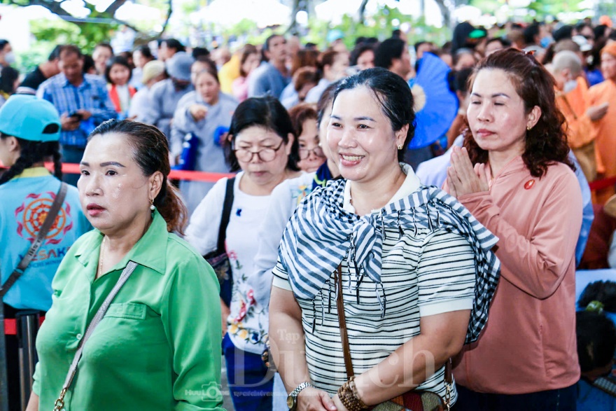 Dòng người trang nghiêm chiêm bái Xá lợi trái tim bồ tát Thích Quảng Đức - 19