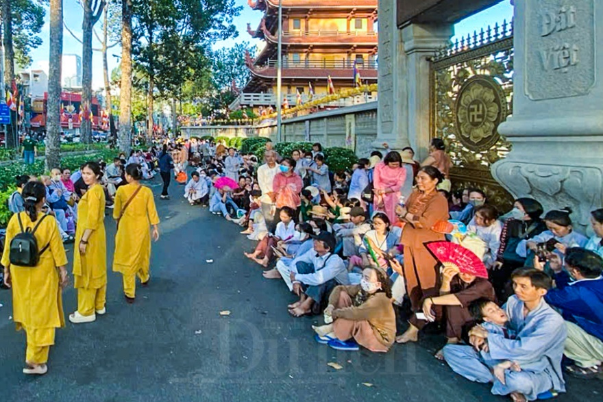 Dòng người trang nghiêm chiêm bái Xá lợi trái tim bồ tát Thích Quảng Đức - 6