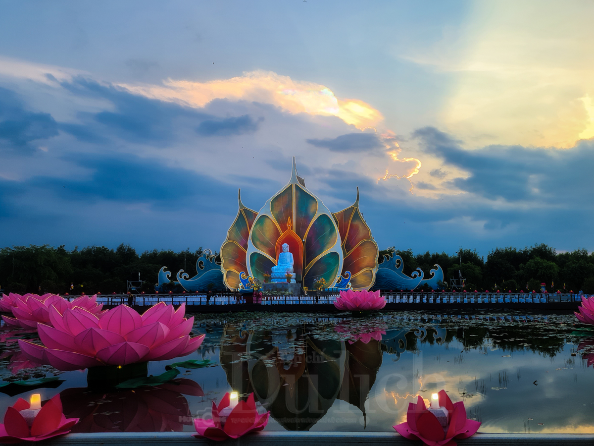 Mây ngũ sắc kì ảo trên nền trời Đại lễ Vesak chứng mừng Phật đản - 1