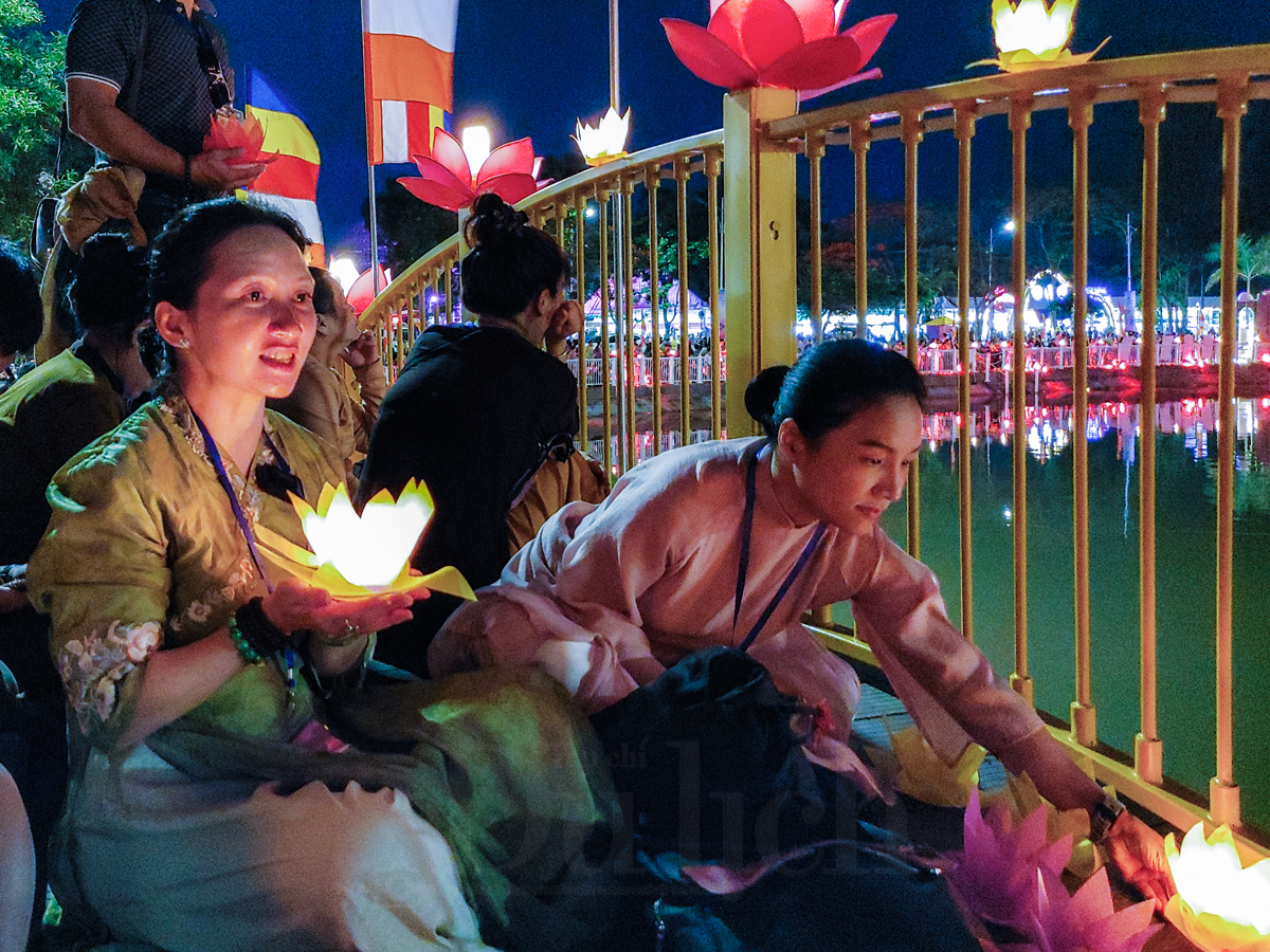 Mây ngũ sắc kì ảo trên nền trời Đại lễ Vesak chứng mừng Phật đản - 16