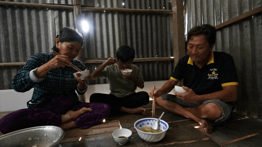 Mái ấm gia đình Việt: MC Dương Hồng Phúc bật khóc nhắc về quá khứ bán nhà chữa bệnh hiểm nghèo cho con trai - 10