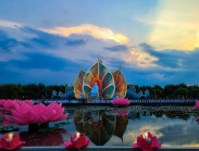 Mây ngũ sắc kì ảo trên nền trời Đại lễ Vesak chứng mừng Phật đản