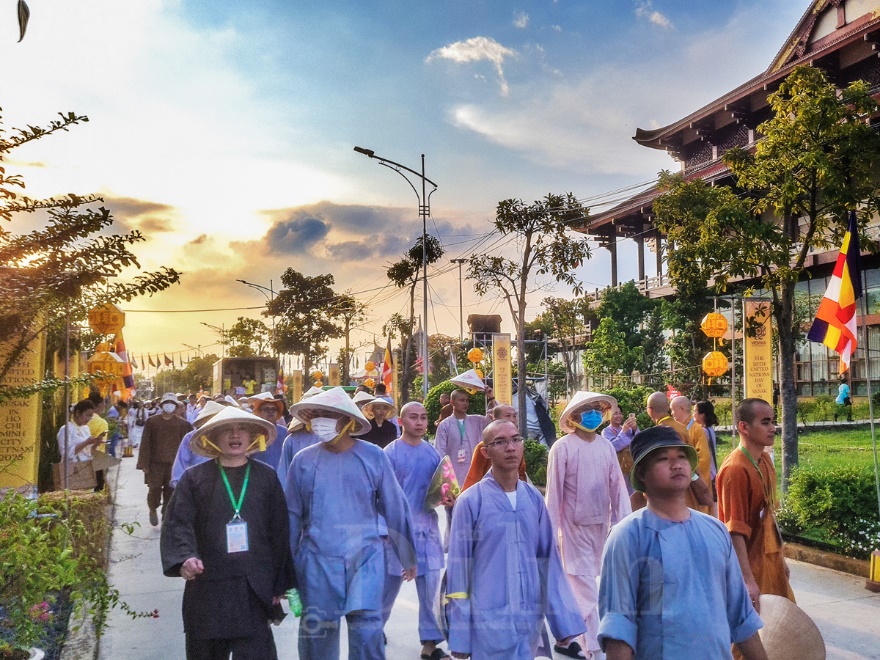 Mây ngũ sắc kì ảo trên nền trời Đại lễ Vesak chứng mừng Phật đản - 8