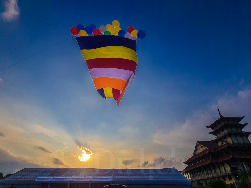 Mây ngũ sắc kì ảo trên nền trời Đại lễ Vesak chứng mừng Phật đản - 4