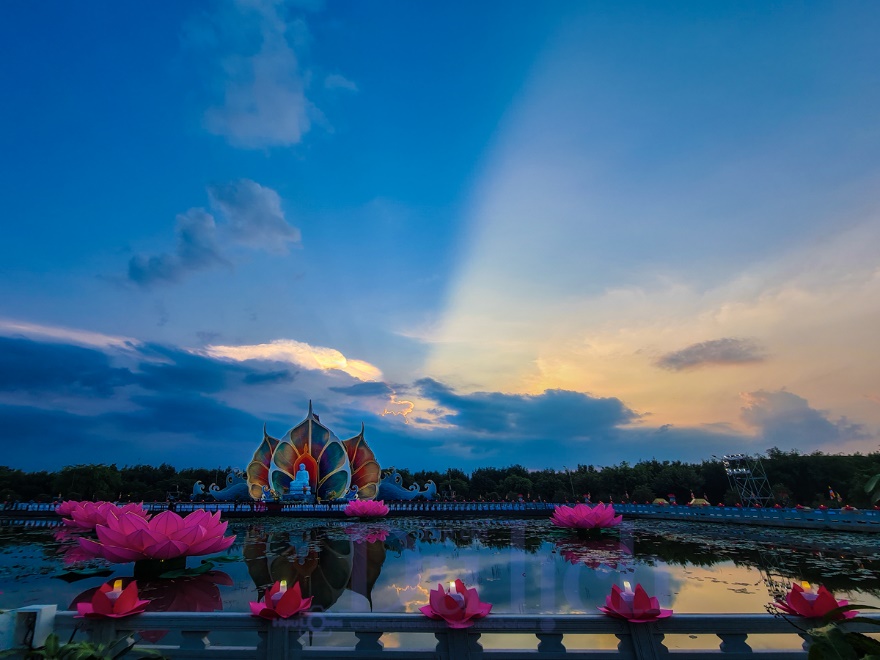 Mây ngũ sắc kì ảo trên nền trời Đại lễ Vesak chứng mừng Phật đản - 2