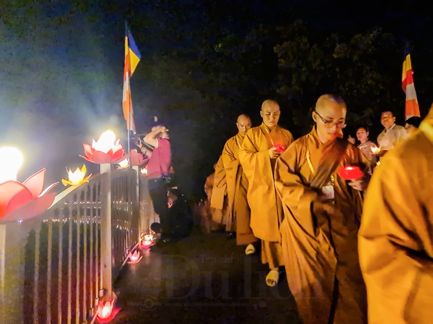 Mây ngũ sắc kì ảo trên nền trời Đại lễ Vesak chứng mừng Phật đản - 14