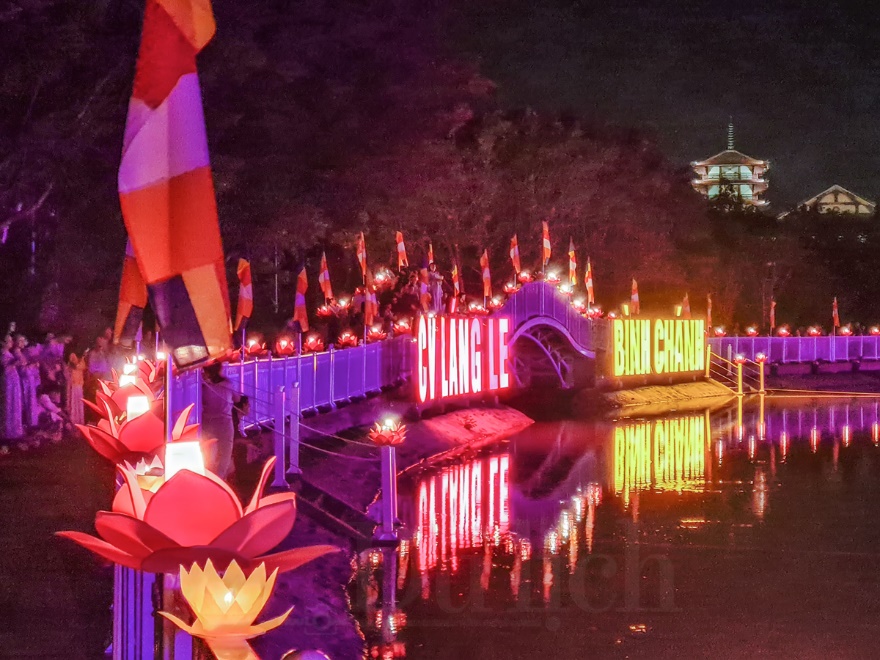 Mây ngũ sắc kì ảo trên nền trời Đại lễ Vesak chứng mừng Phật đản - 15