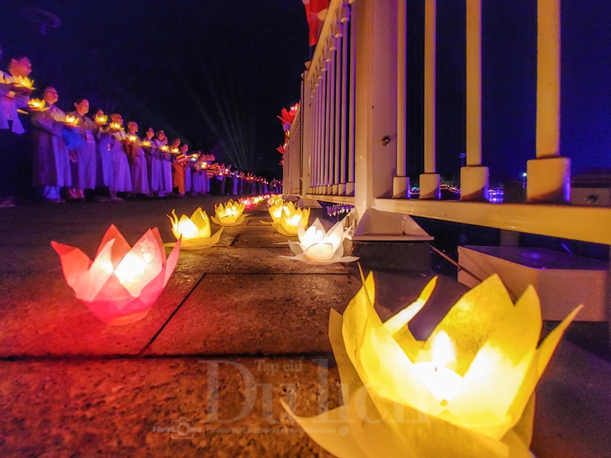 Mây ngũ sắc kì ảo trên nền trời Đại lễ Vesak chứng mừng Phật đản - 17