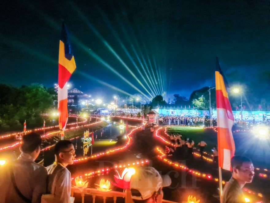 Mây ngũ sắc kì ảo trên nền trời Đại lễ Vesak chứng mừng Phật đản - 13