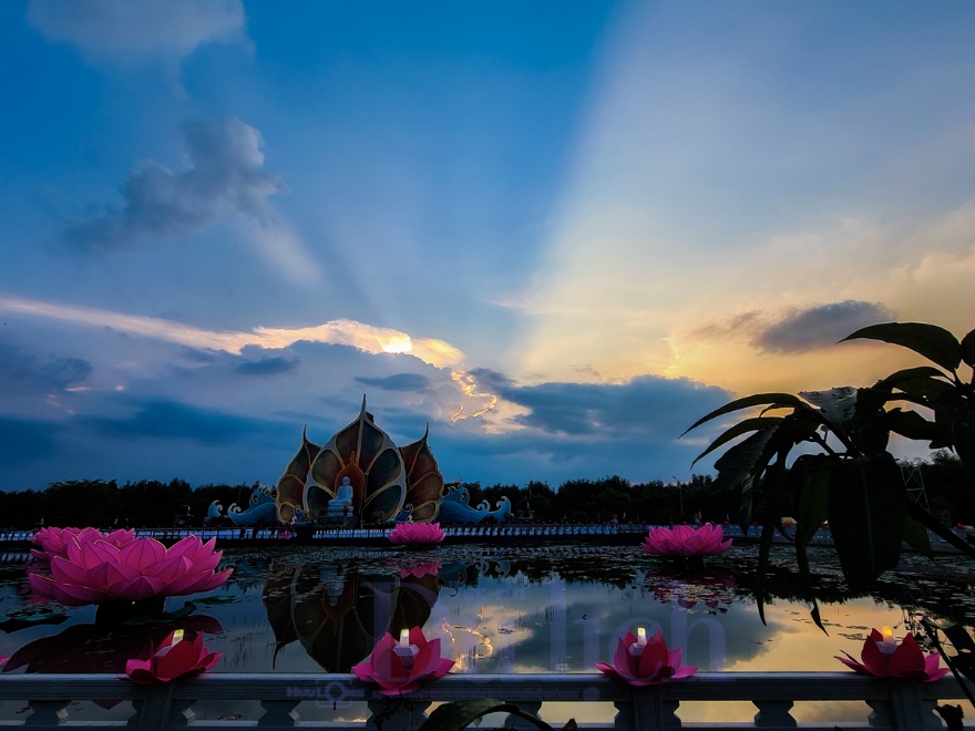 Mây ngũ sắc kì ảo trên nền trời Đại lễ Vesak chứng mừng Phật đản - 9