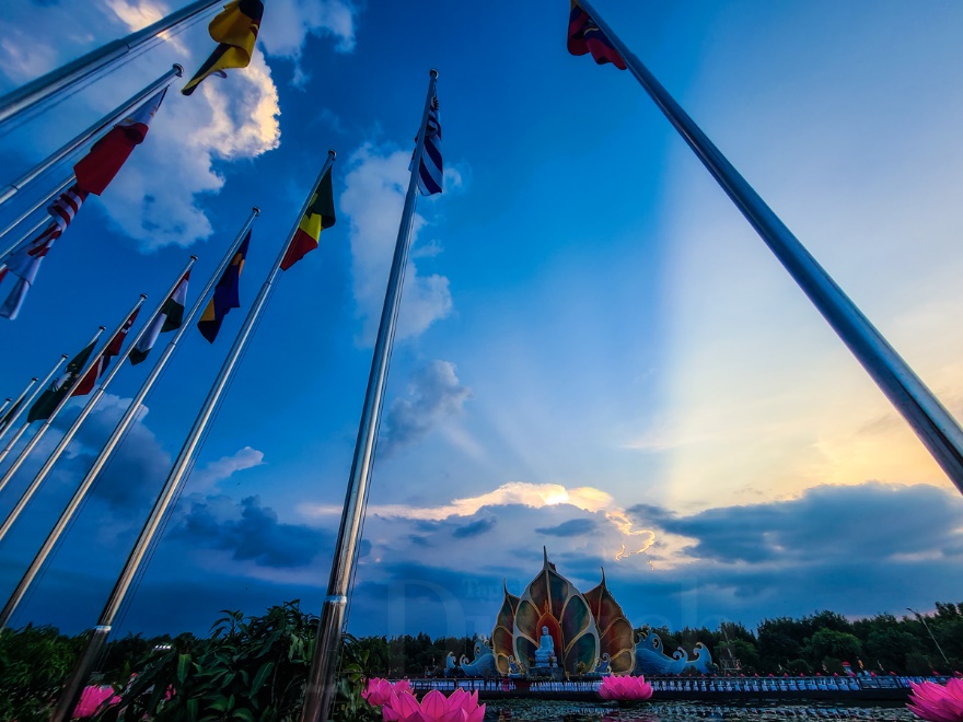 Mây ngũ sắc kì ảo trên nền trời Đại lễ Vesak chứng mừng Phật đản - 11