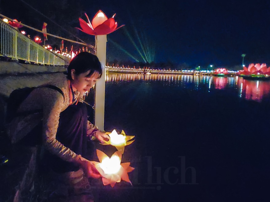 Mây ngũ sắc kì ảo trên nền trời Đại lễ Vesak chứng mừng Phật đản - 6