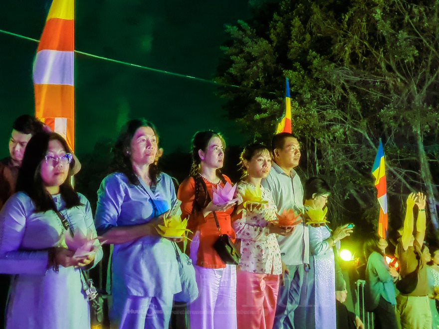 Mây ngũ sắc kì ảo trên nền trời Đại lễ Vesak chứng mừng Phật đản - 5