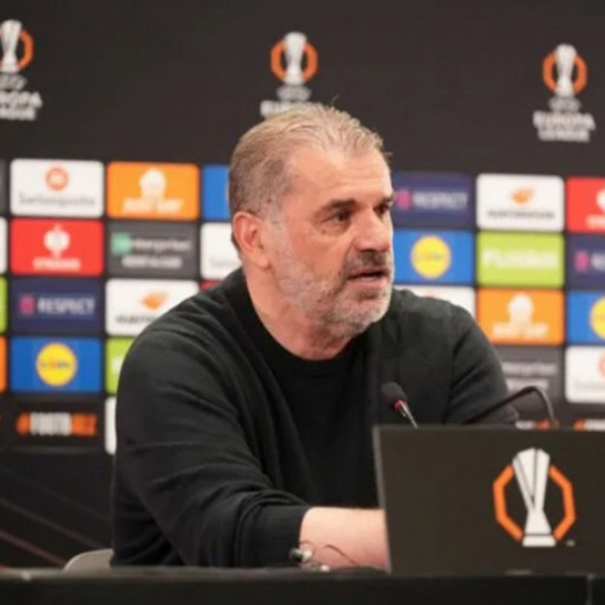 - HLV Tottenham quát phóng viên vì câu hỏi về MU ở chung kết Europa League