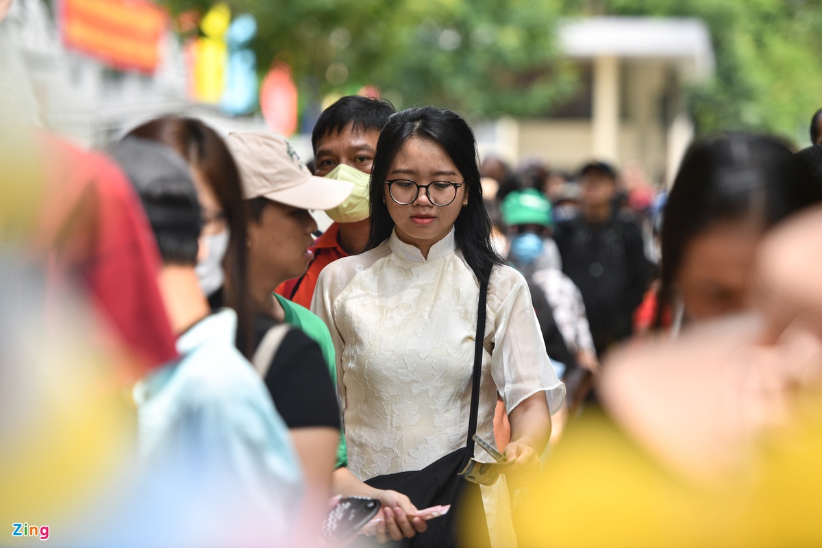 Hàng dài người xếp hàng, chờ vào Dinh Độc lập sáng 30/4 - 3