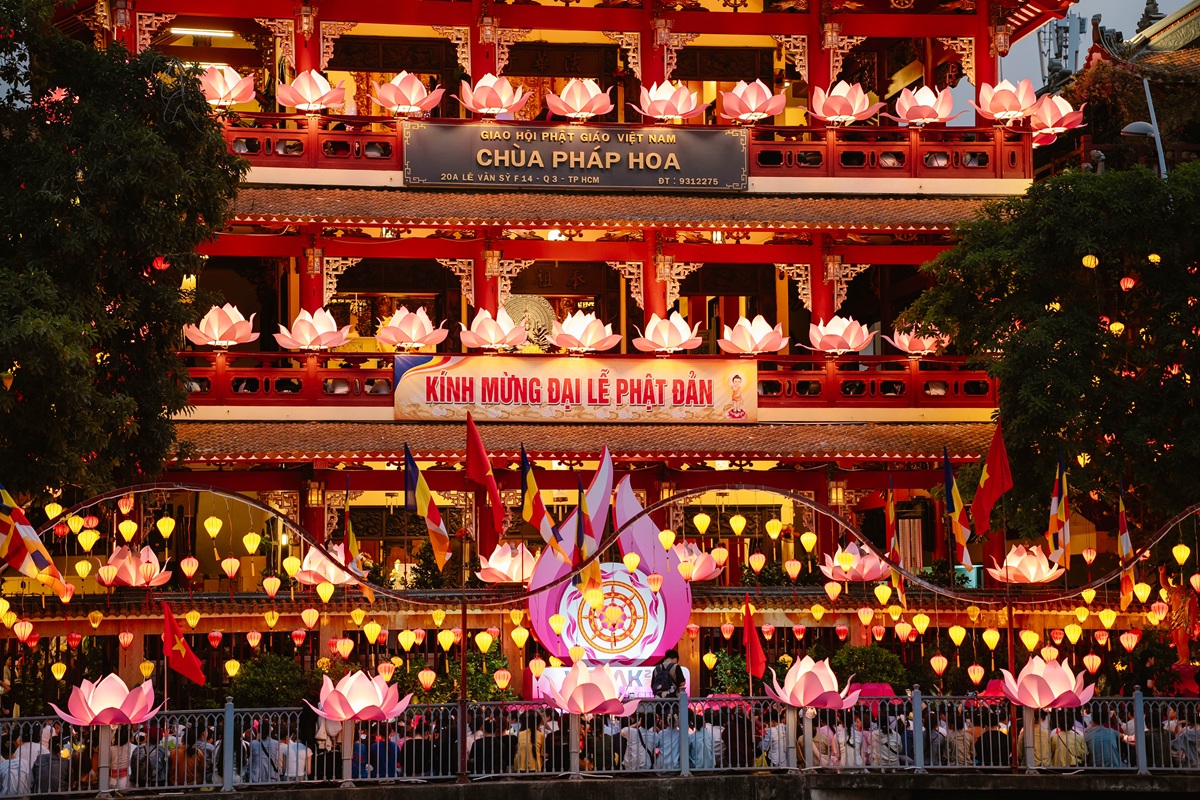 hoa dang lung linh tren dong kenh nhieu loc mung dai le phat dan - 1