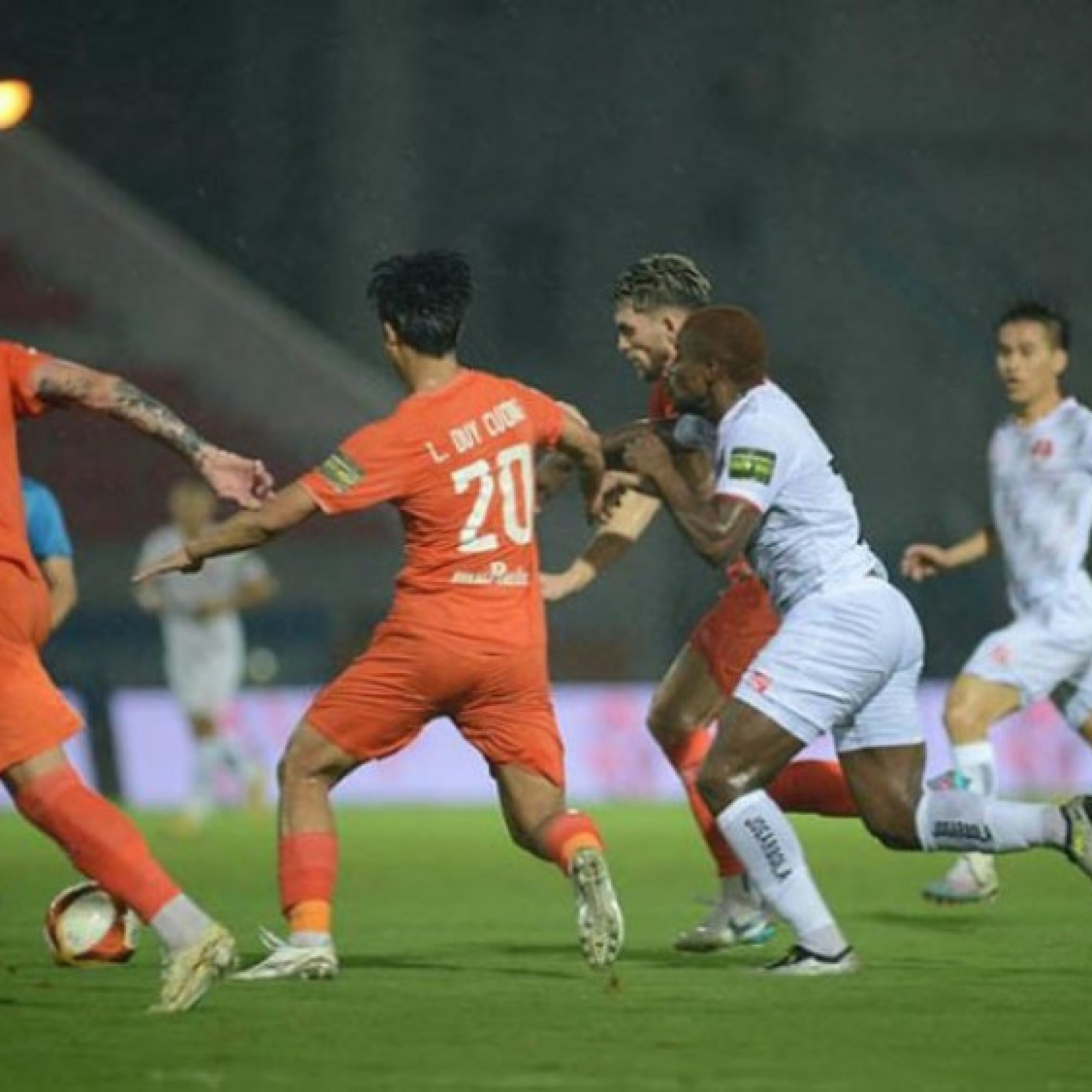  - Video bóng đá Đà Nẵng - Bình Định: Bất ngờ siêu phẩm của thủ môn Bùi Tiến Dũng (V-League)