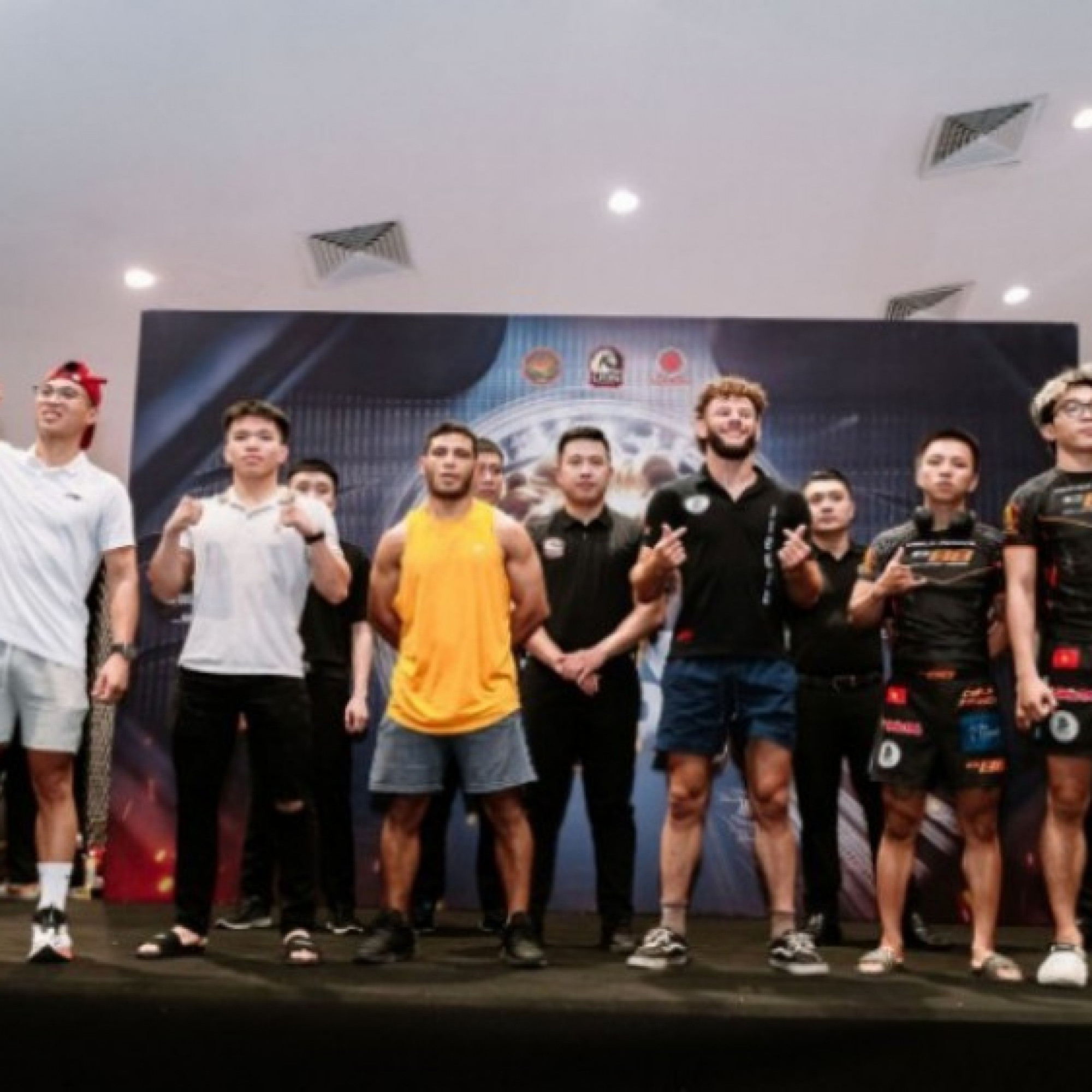  - Kèo 3 đấu 3 "điên đảo" võ đài MMA Việt Nam, 6 võ sĩ đè lên nhau đấm đá