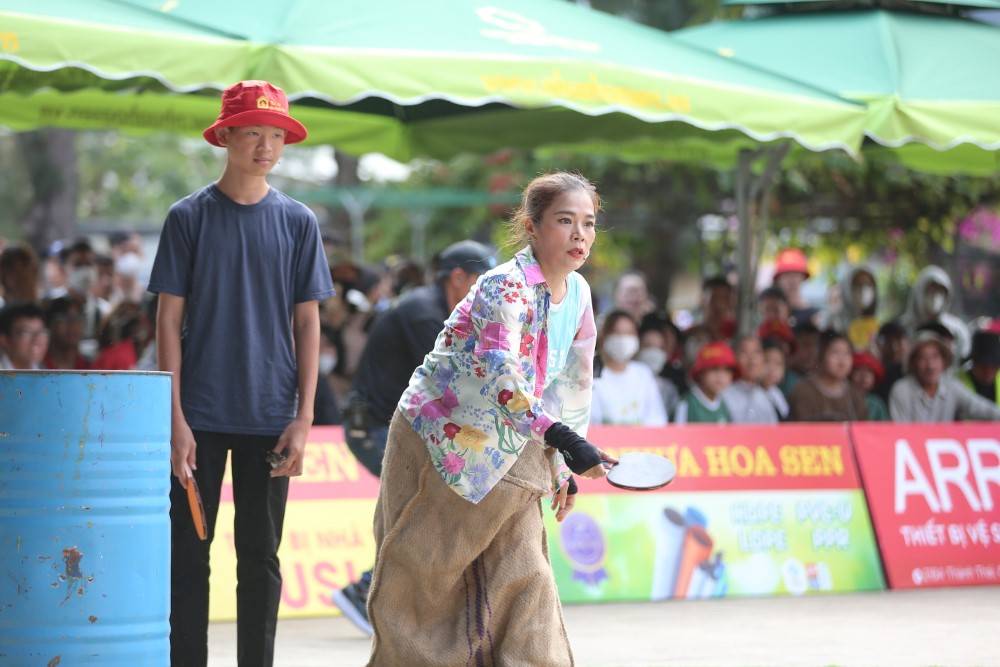 Mái ấm gia đình Việt: Dương Hồng Phúc, Mỹ Lệ và Đạt Long Vinh trích tiền túi tặng trẻ em mồ côi - 8