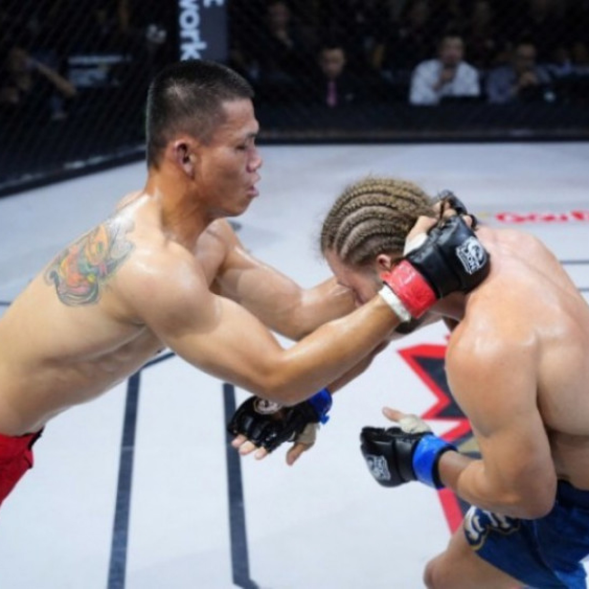  - "Độc cô cầu bại" Công Minh quá đỉnh, khiến ông Tây Zakhar xin bỏ cuộc ở sàn MMA Việt Nam