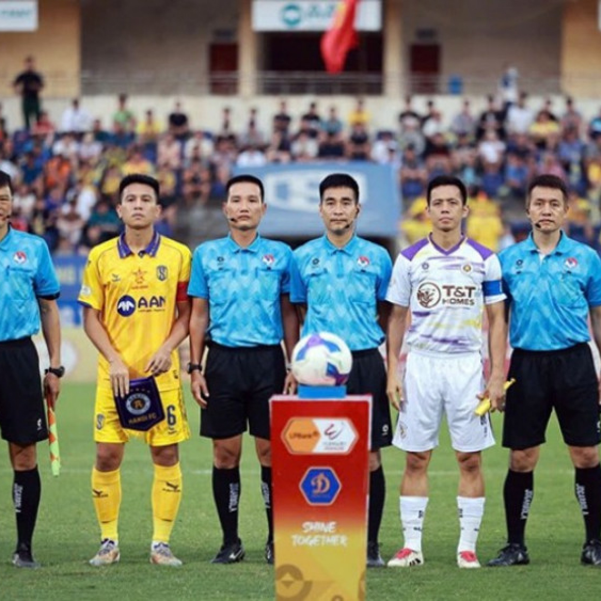  - HLV của Hà Nội FC chỉ trích trọng tài V-League “quên luật”