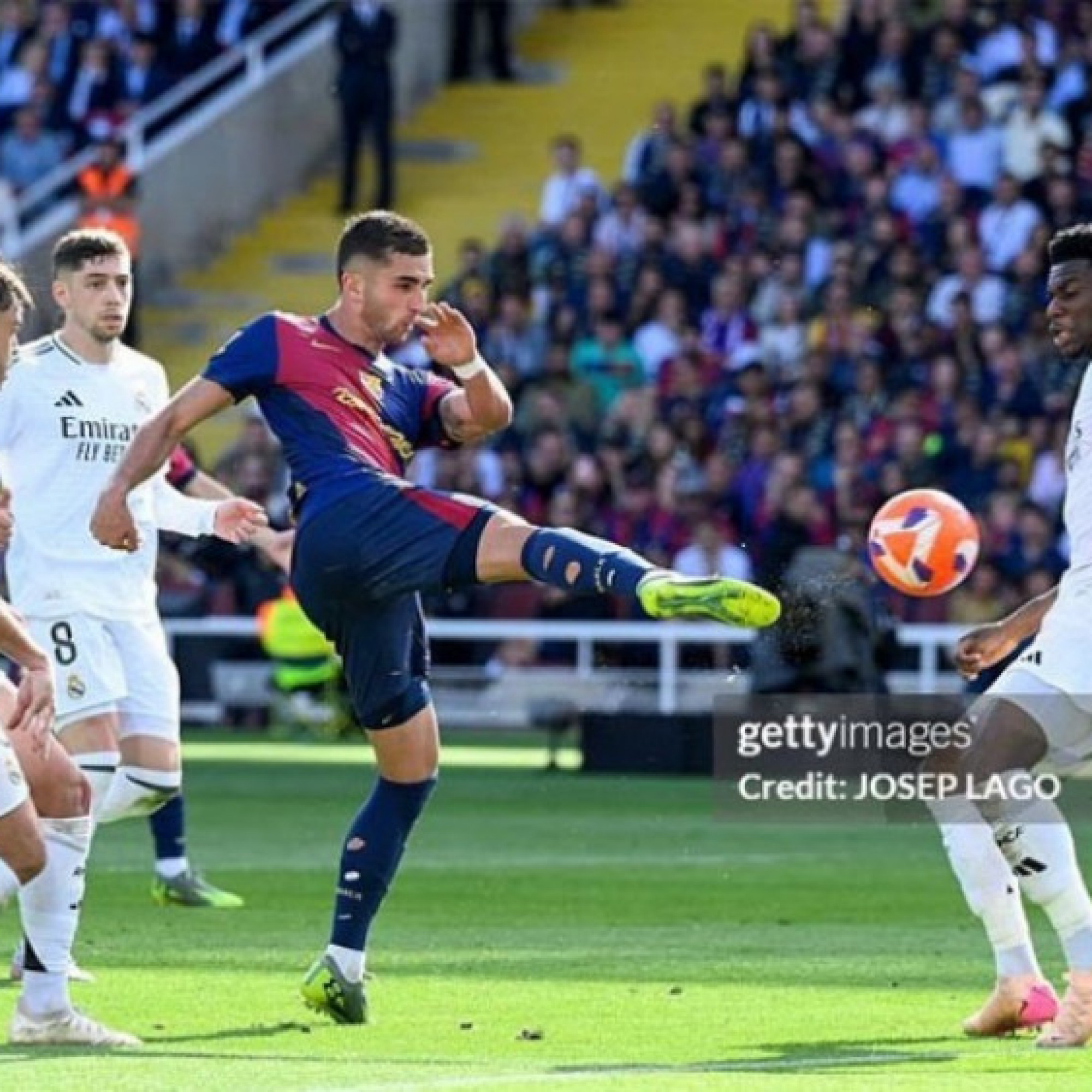 - Barcelona mất phạt đền tranh cãi, suýt toang chiến thắng trước Real Madrid