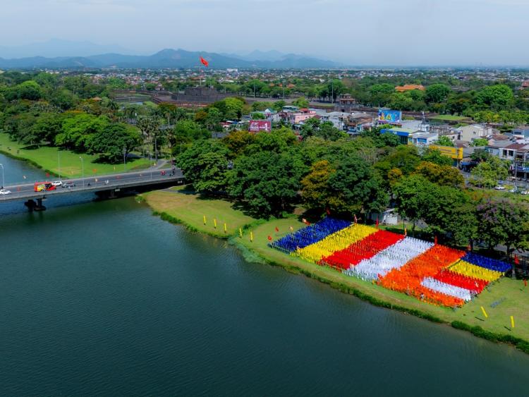 Chiêm ngưỡng Đại kỳ Phật giáo bên bờ sông Hương thơ mộng